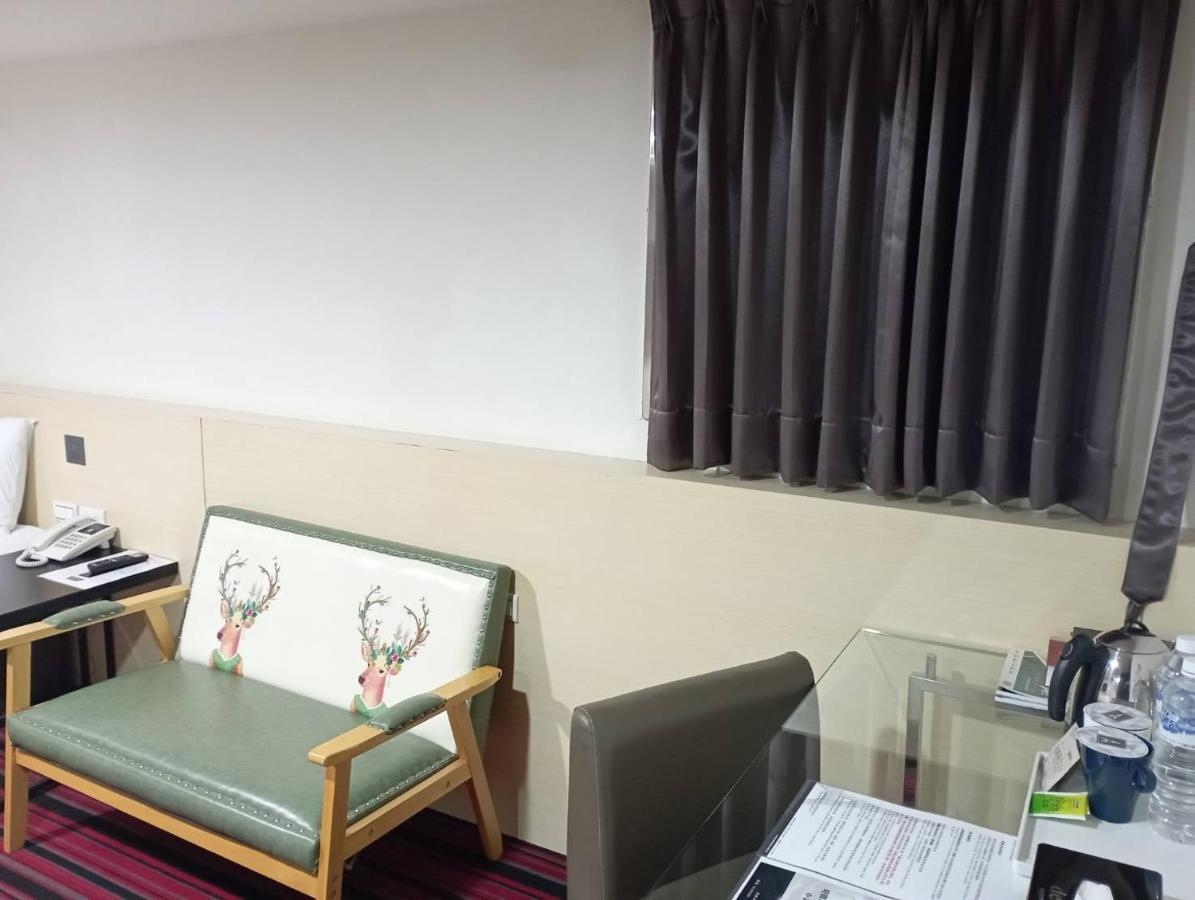 De Reve Express Hotel Kota Chiayi Bagian luar foto