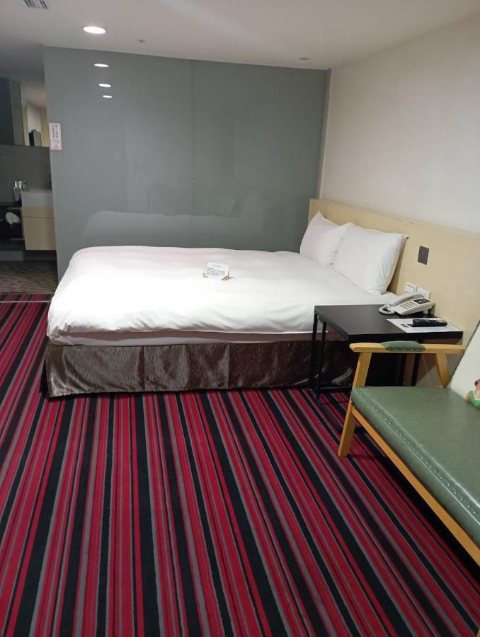 De Reve Express Hotel Kota Chiayi Bagian luar foto